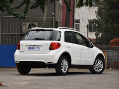 長(zhǎng)安鈴木  酷銳版 1.6L 手動(dòng) 車輛右側(cè)尾部視角